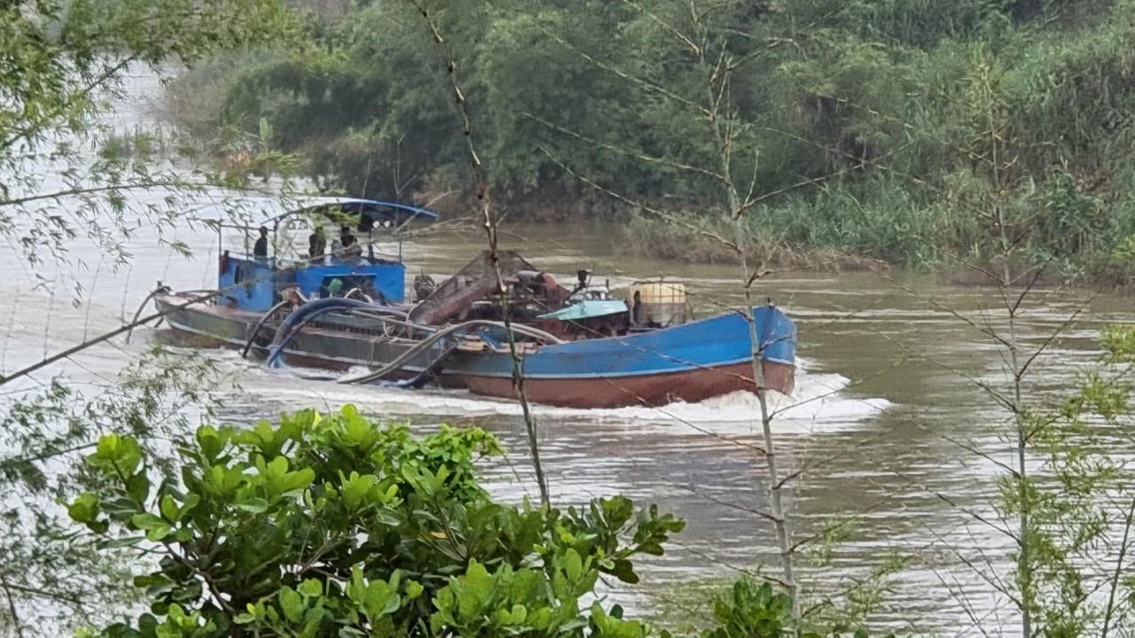 Hơn 50 tàu vỏ thép thi nhau hút cát, xé toạc sông Đồng Nai