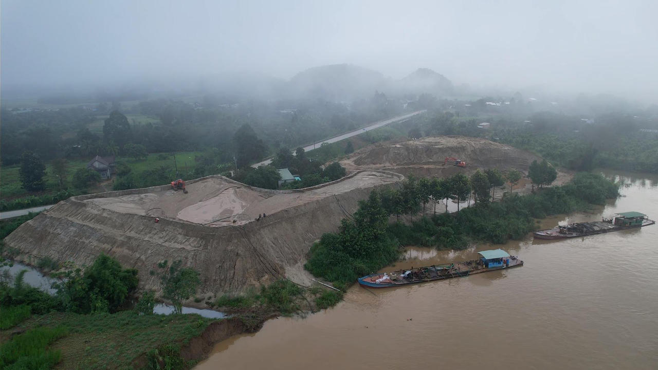 Hơn 50 tàu vỏ thép thi nhau hút cát, xé toạc sông Đồng Nai