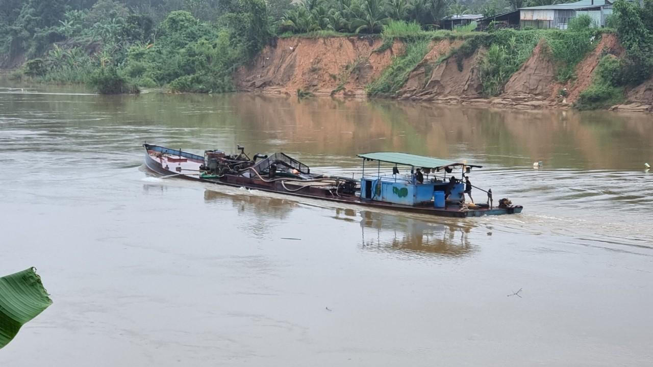 Hơn 50 tàu vỏ thép thi nhau hút cát, xé toạc sông Đồng Nai