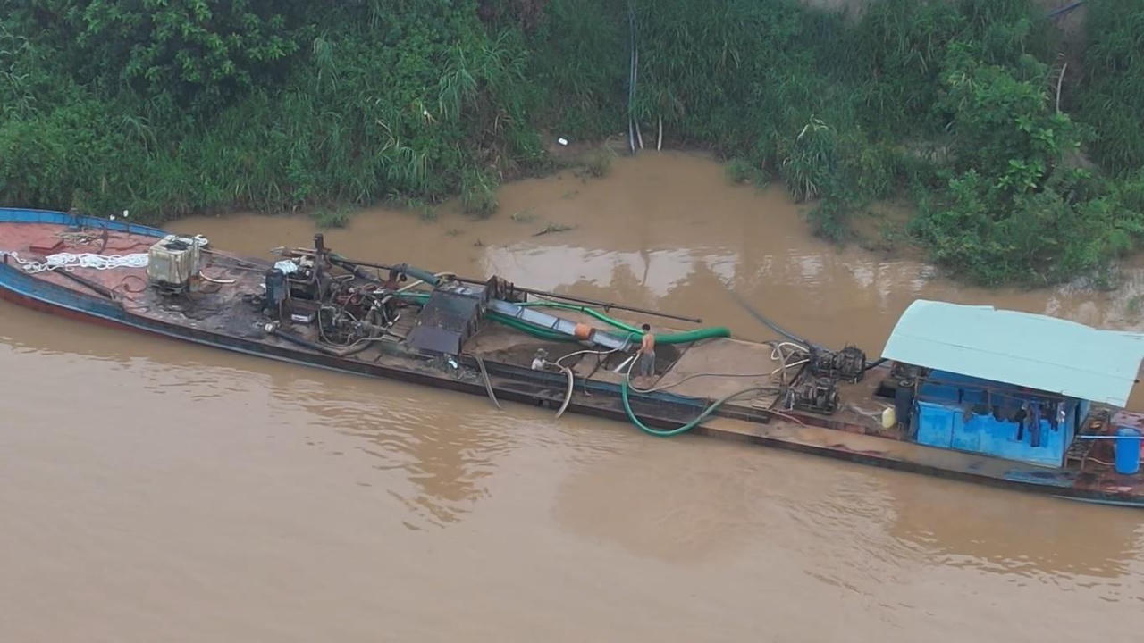 Hơn 50 tàu vỏ thép thi nhau hút cát, xé toạc sông Đồng Nai