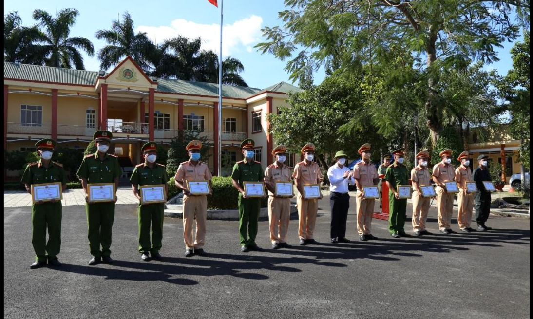 Công an nhanh chóng bắt đối tượng dùng súng khống chế con tin được khen thưởng