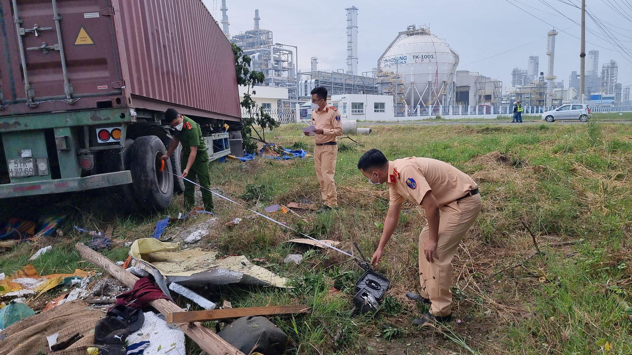 Xe đầu kéo mất lái đâm vào chòi nước lúc nửa đêm khiến 1 người tử vong