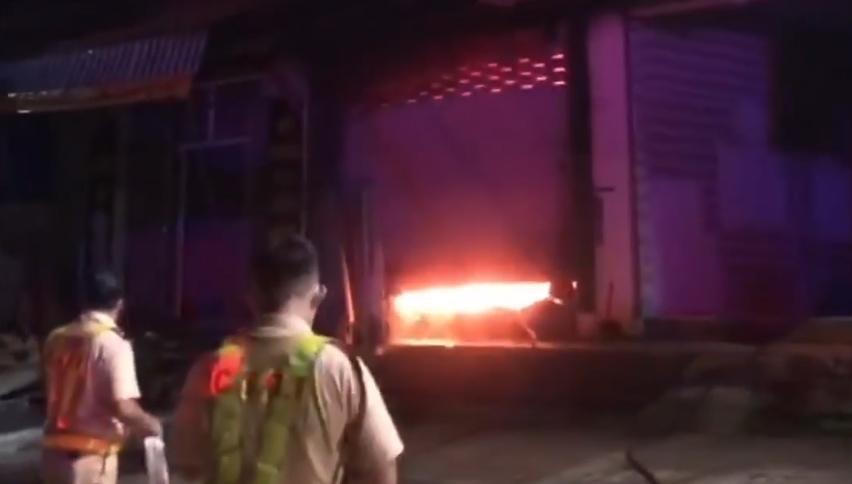 Bình Phước: Nhà sách bất ngờ bốc cháy lúc rạng sáng