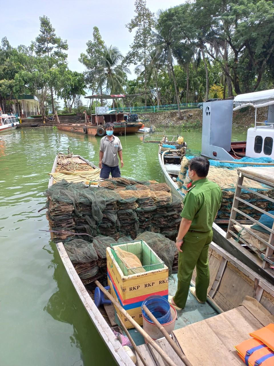 Bắt giữ nhiều phương tiện khai thác thuỷ sản trái phép trên lòng hồ Trị An