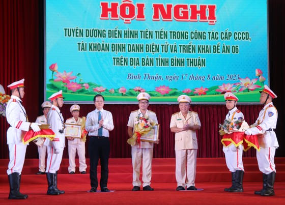 Công an tỉnh Bình Thuận tuyên dương điển hình tiên tiến trong công tác triển khai Đề án 06