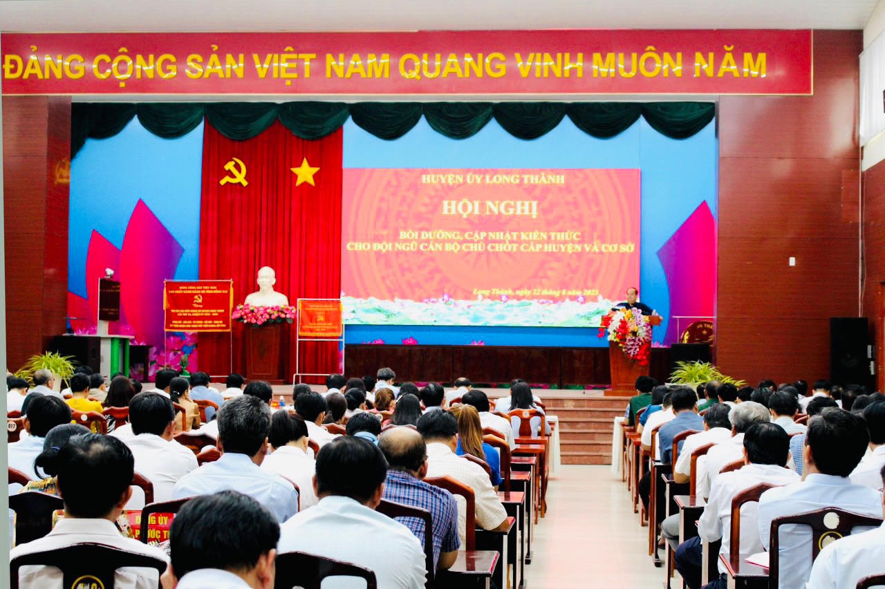 Cần đấu tranh để ngăn chặn những quan điểm sai trái của thế lực thù địch