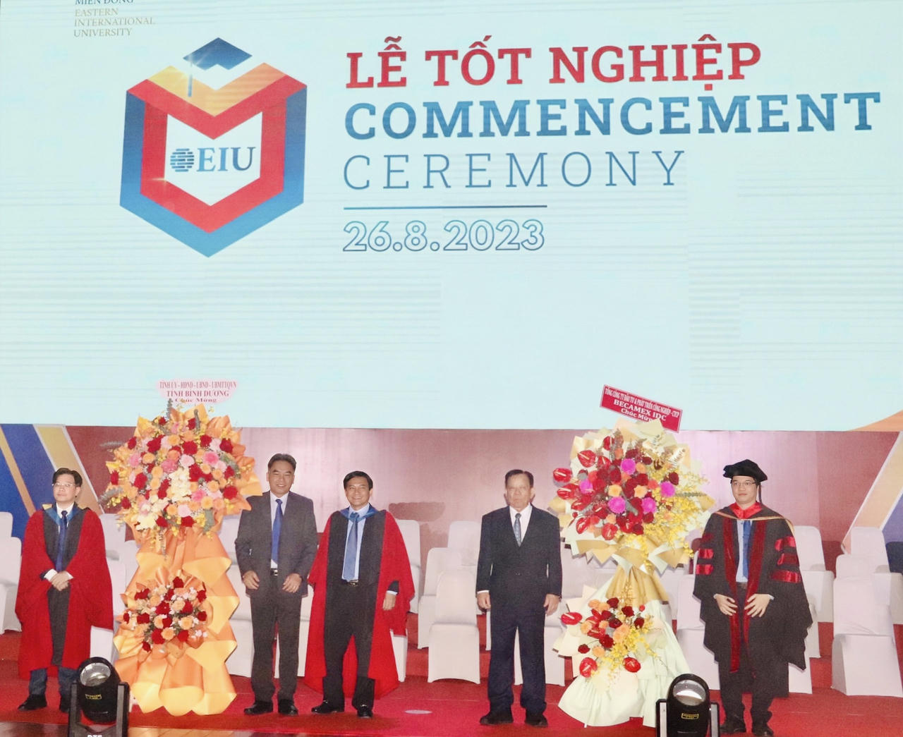 Nguyên Chủ tịch nước Nguyễn Minh Triết trao bằng tốt nghiệp cho các cử nhân và tân kỹ sư