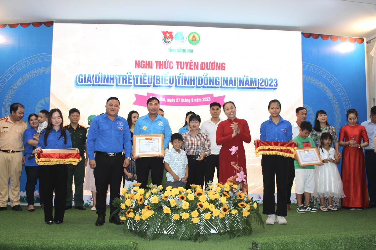 Tuyên dương 36 gia đình trẻ tiêu biểu ở Đồng Nai