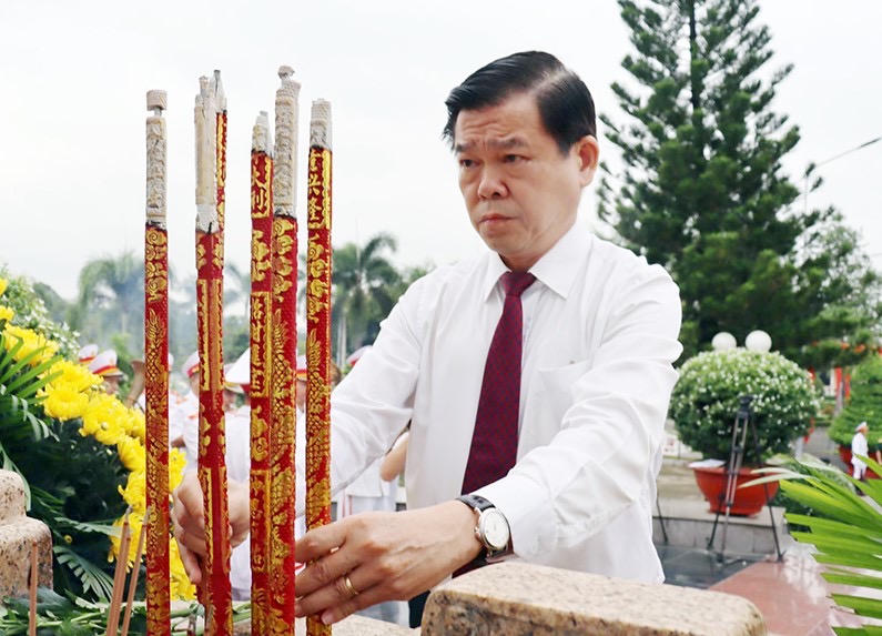 Lãnh đạo tỉnh Đồng Nai viếng liệt sĩ nhân kỷ niệm 78 năm Cách Mạng tháng Tám và Quốc khánh