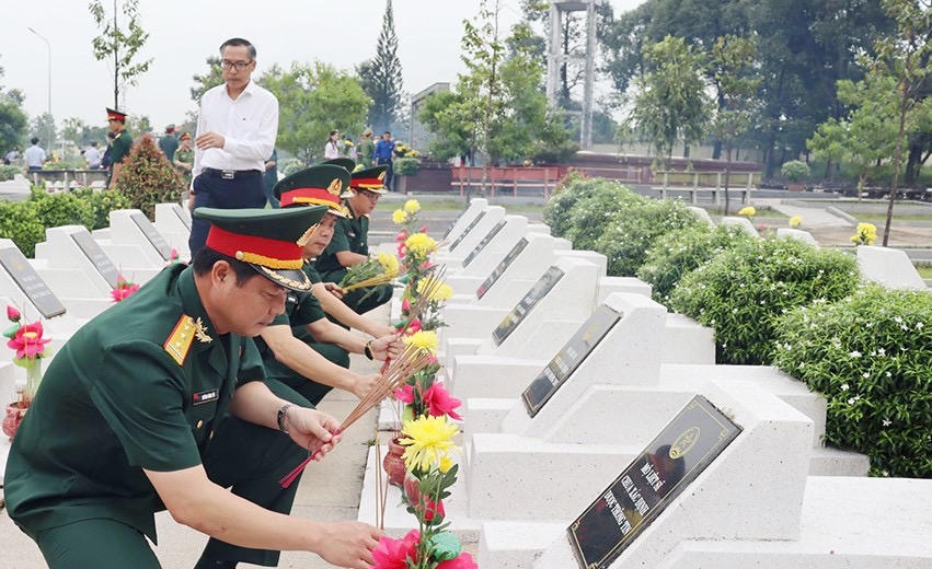 Lãnh đạo tỉnh Đồng Nai viếng liệt sĩ nhân kỷ niệm 78 năm Cách Mạng tháng Tám và Quốc khánh