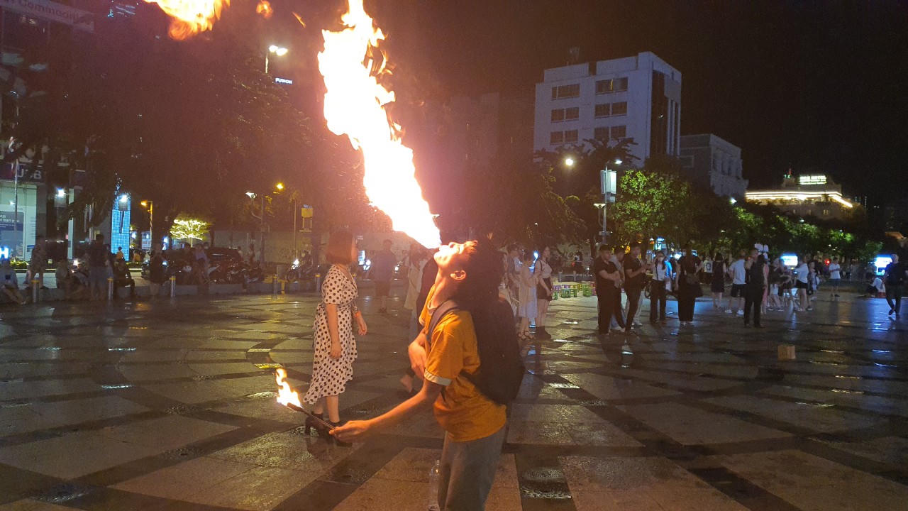 Những đứa trẻ xuyên đêm “phun” lửa mưu sinh trên phố