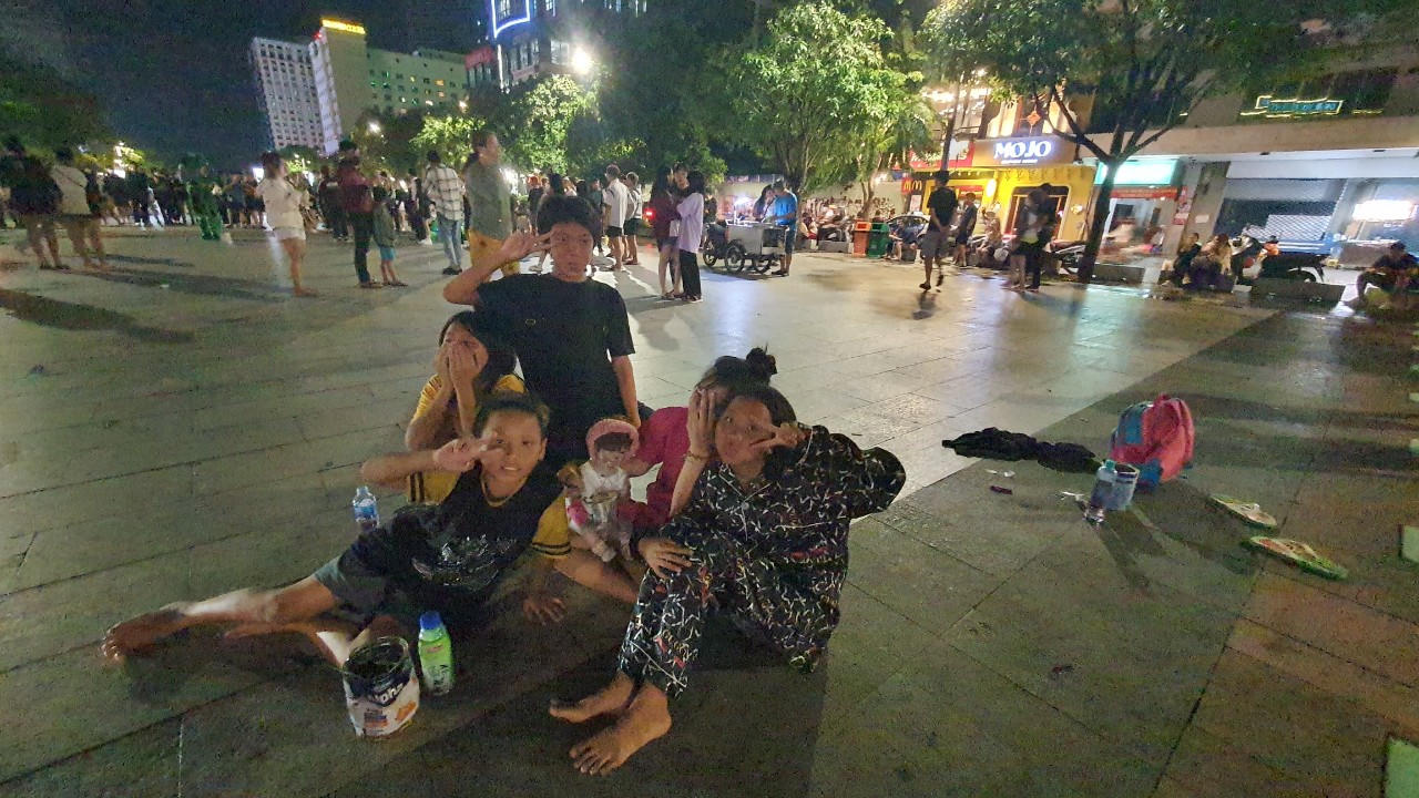 Những đứa trẻ xuyên đêm “phun” lửa mưu sinh trên phố