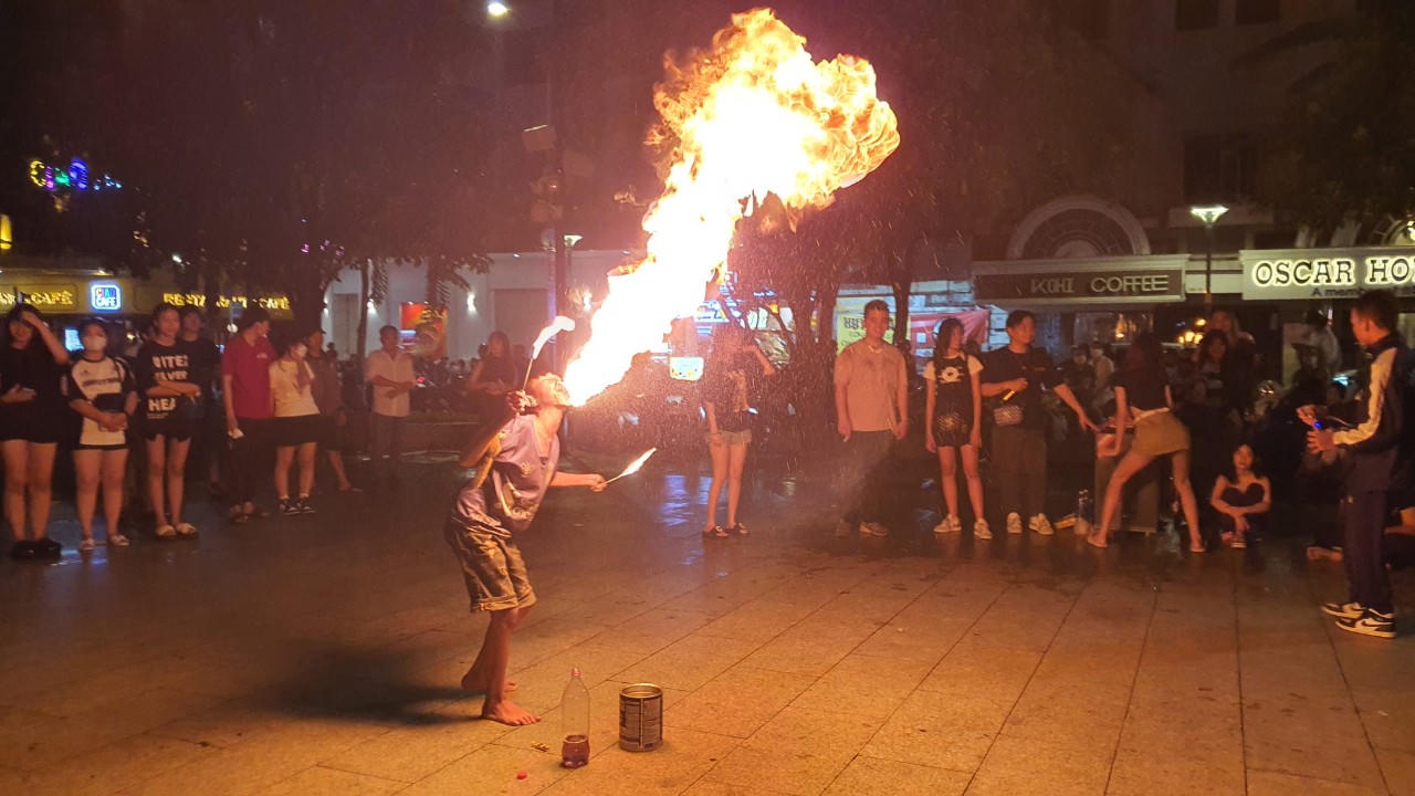 Những đứa trẻ xuyên đêm “phun” lửa mưu sinh trên phố