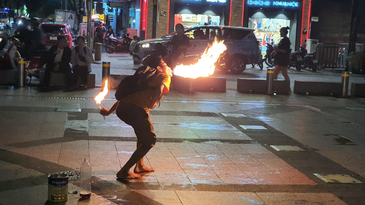 Những đứa trẻ xuyên đêm “phun” lửa mưu sinh trên phố