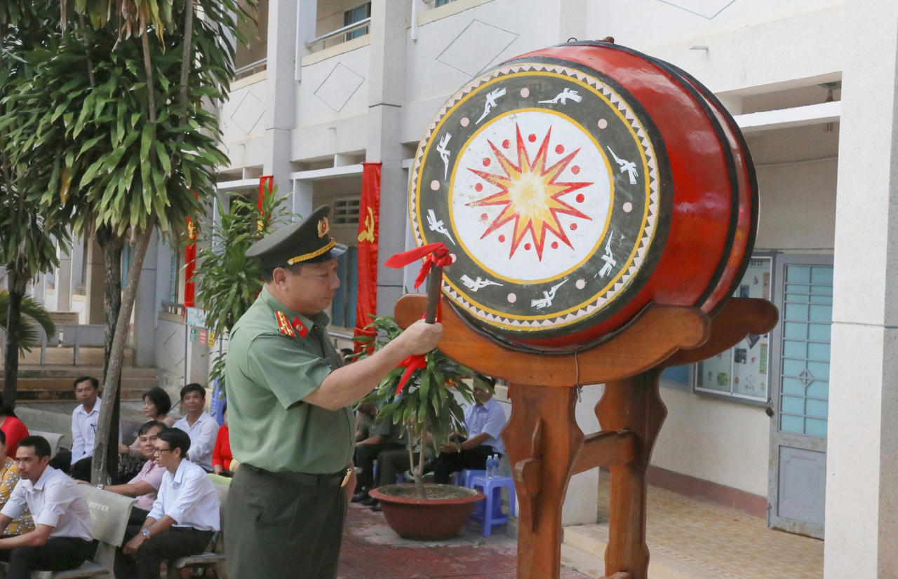 Tưng bừng khai giảng năm học mới trên mọi miền đất nước