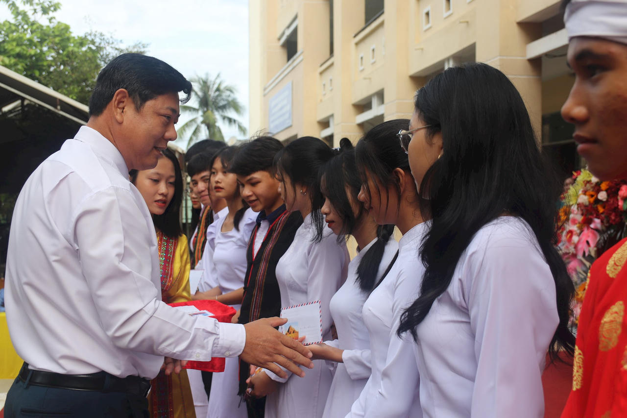 Tưng bừng khai giảng năm học mới trên mọi miền đất nước