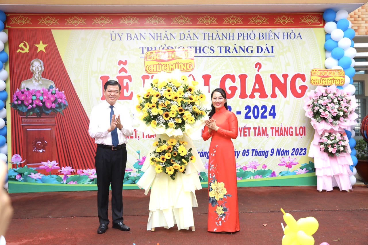 Tưng bừng khai giảng năm học mới trên mọi miền đất nước