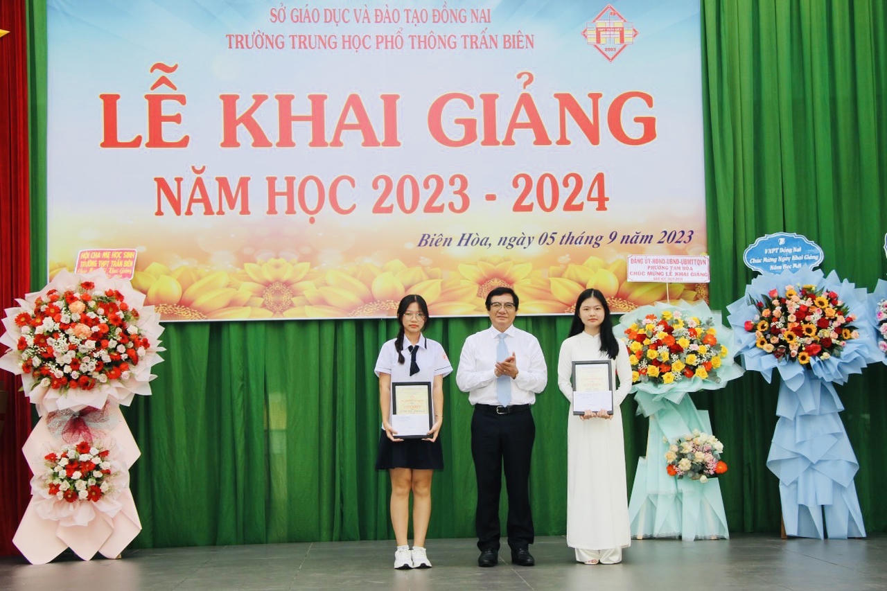 Tưng bừng khai giảng năm học mới trên mọi miền đất nước