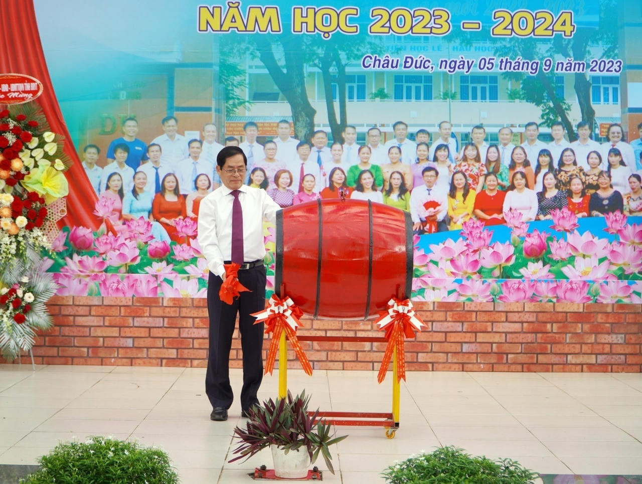 Tưng bừng khai giảng năm học mới trên mọi miền đất nước