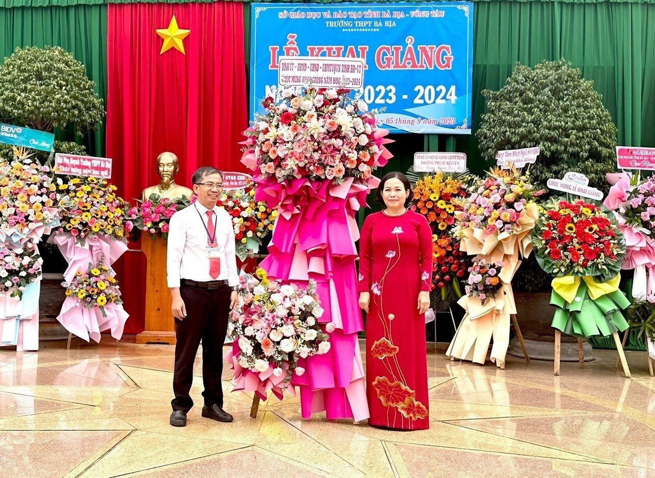 Tưng bừng khai giảng năm học mới trên mọi miền đất nước