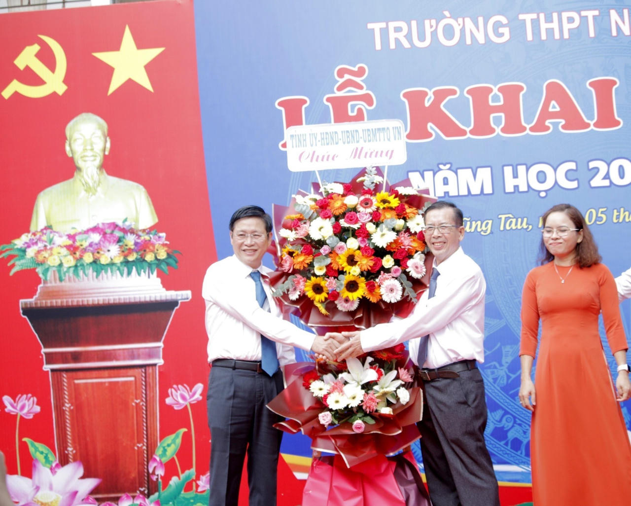 Tưng bừng khai giảng năm học mới trên mọi miền đất nước