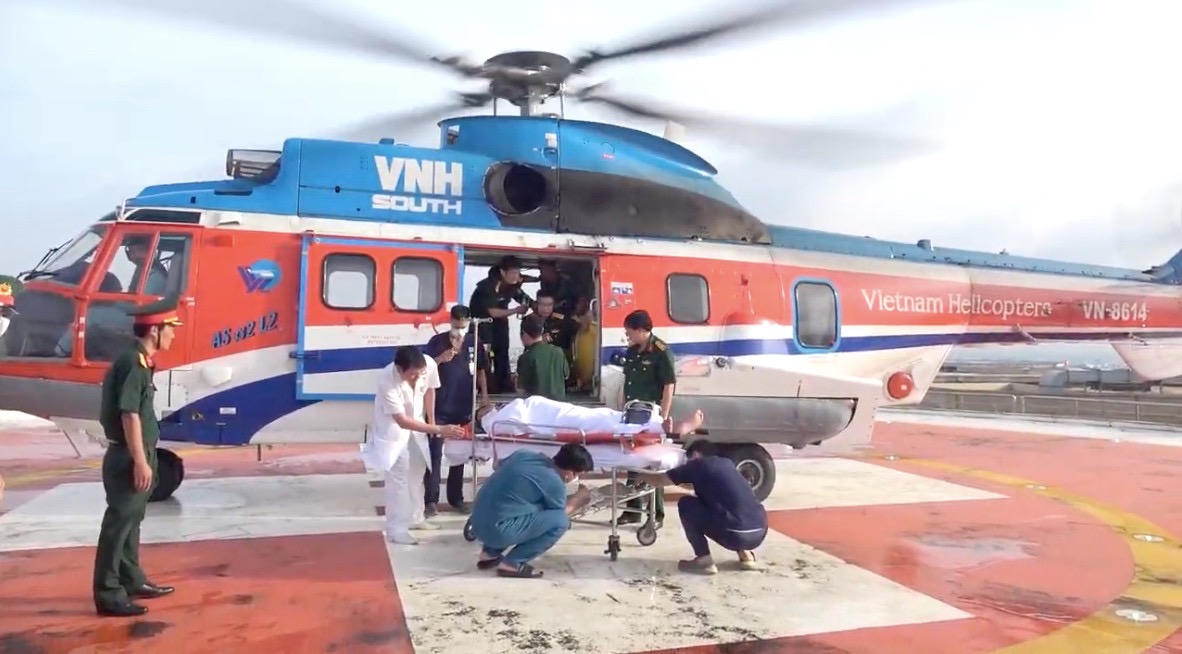 Trực thăng đưa ba ngư dân bị hội chứng giảm áp ở Đảo Sinh Tồn đi cấp cứu