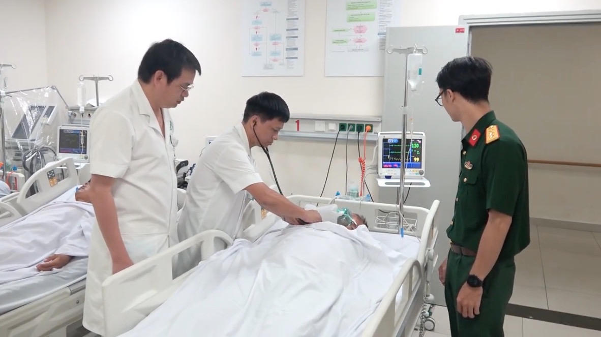 Trực thăng đưa ba ngư dân bị hội chứng giảm áp ở Đảo Sinh Tồn đi cấp cứu