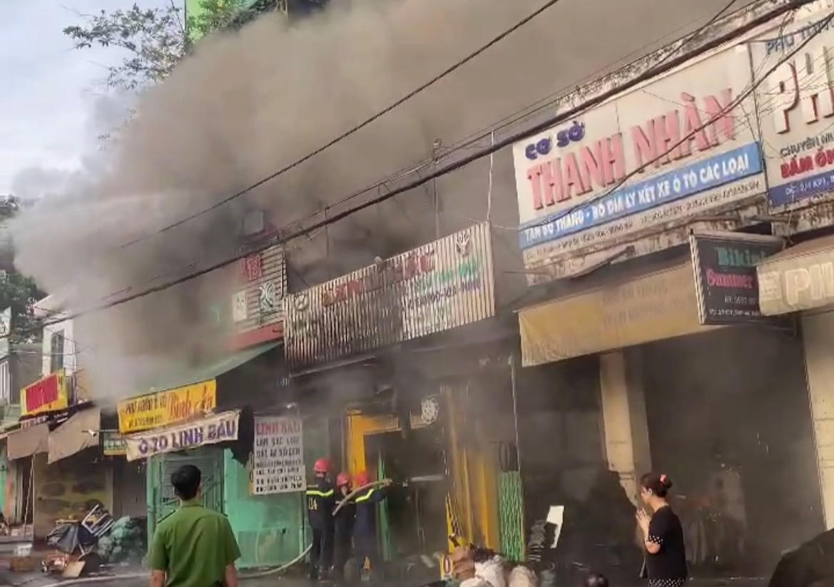 'Bà hoả' thiêu rụi cửa hàng phụ tùng ô tô vào rạng sáng