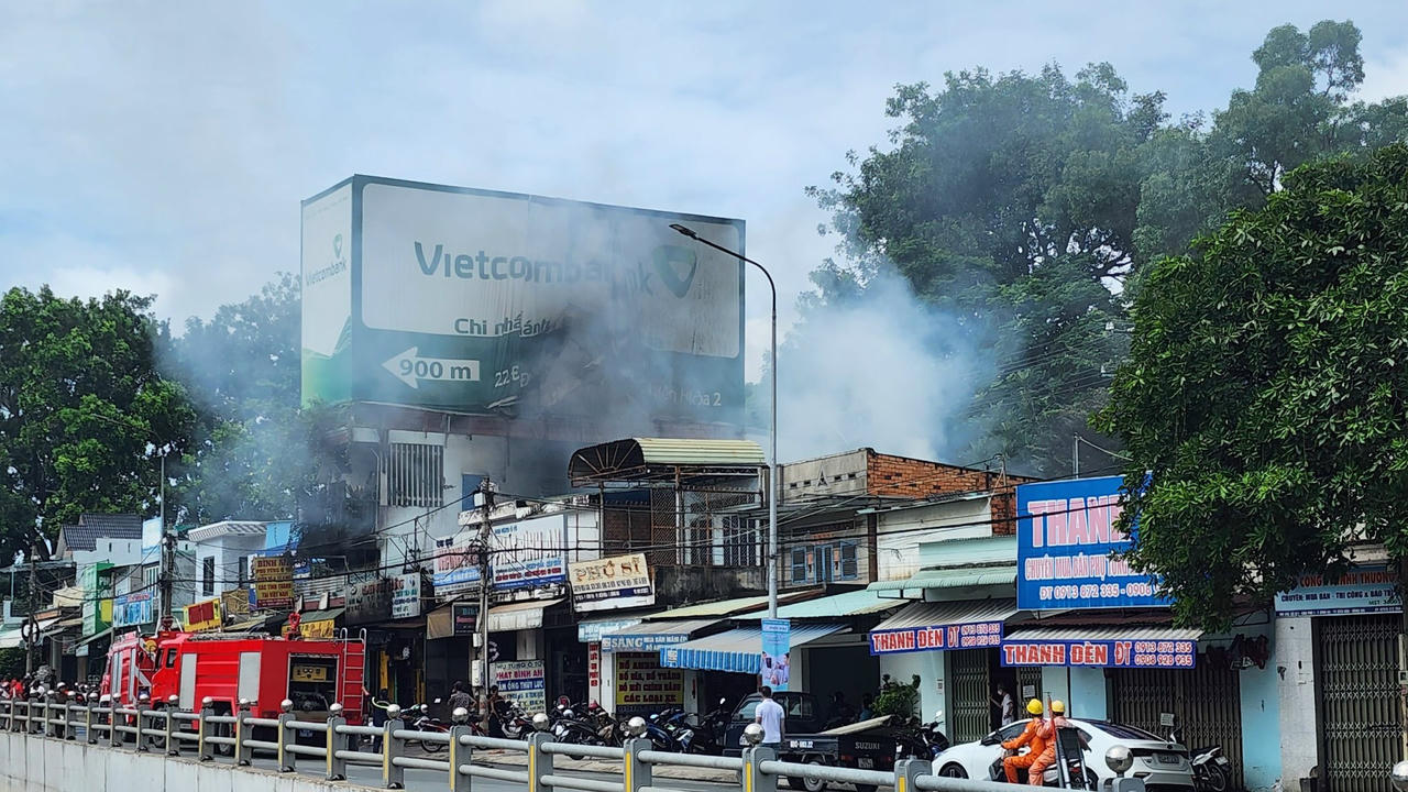 'Bà hoả' thiêu rụi cửa hàng phụ tùng ô tô vào rạng sáng