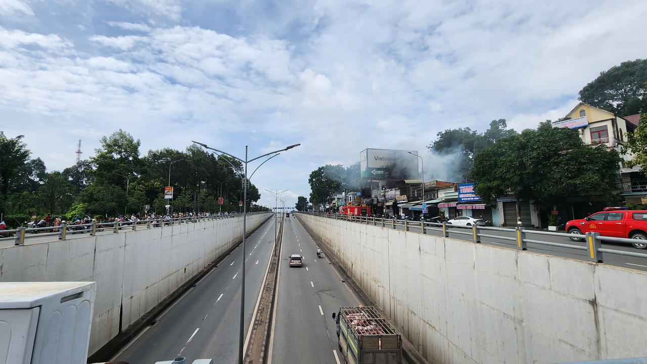 'Bà hoả' thiêu rụi cửa hàng phụ tùng ô tô vào rạng sáng