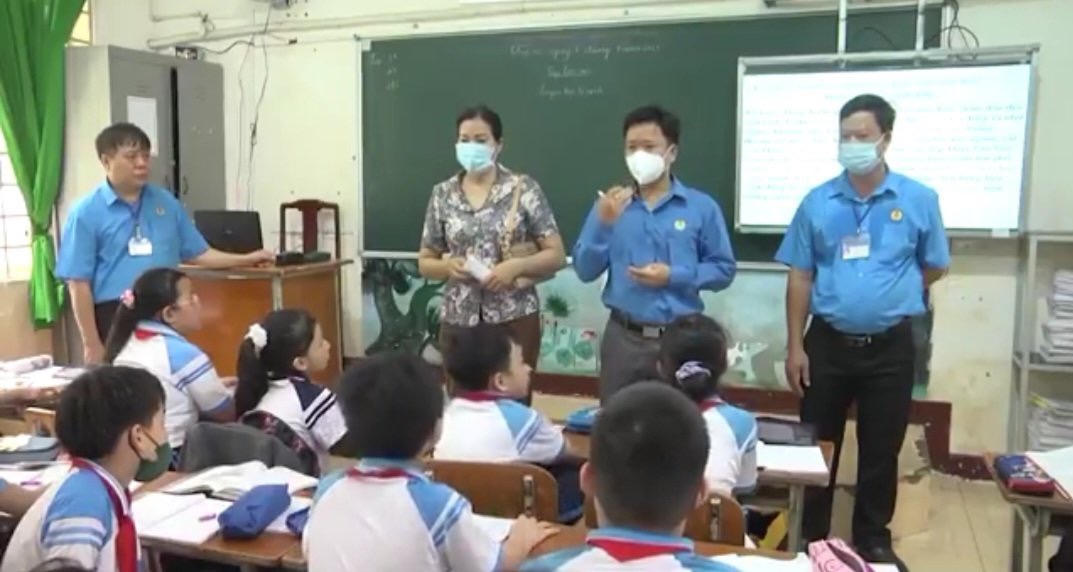 Cảnh báo bệnh đau mắt đỏ lây lan mạnh trong trường học ở Bình Phước