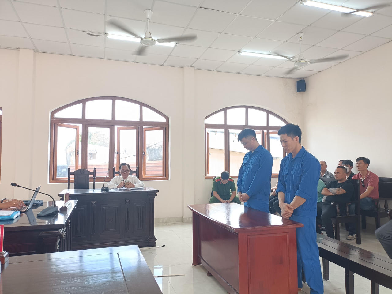 Bắt rồi ép "bạn bài" ký giấy bán xe, vay tiền hai đối tượng lĩnh hơn 20 năm 