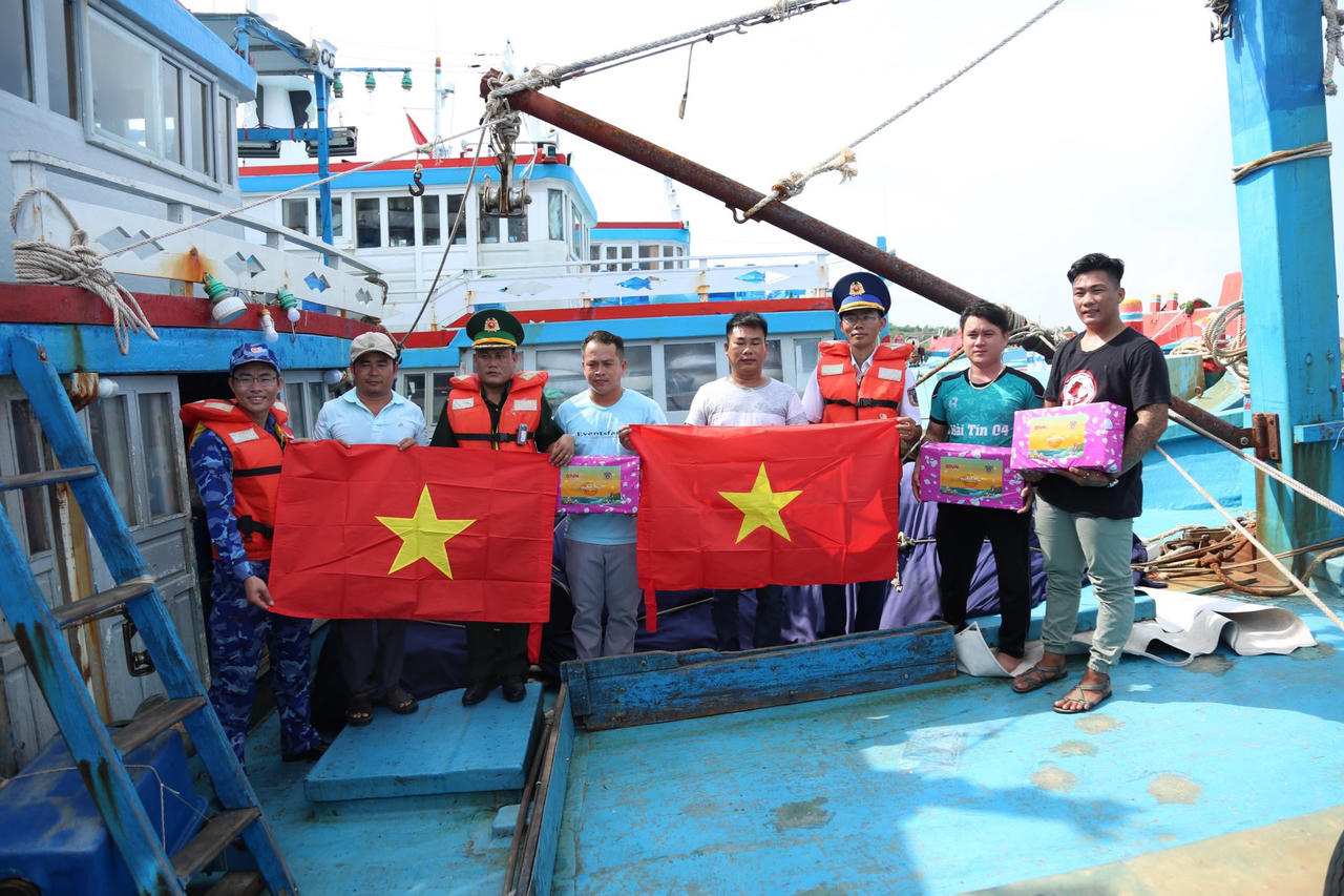 Bộ Tư lệnh Vùng Cảnh sát biển 3 đồng hành với ngư dân dân huyện đảo Phú Quý