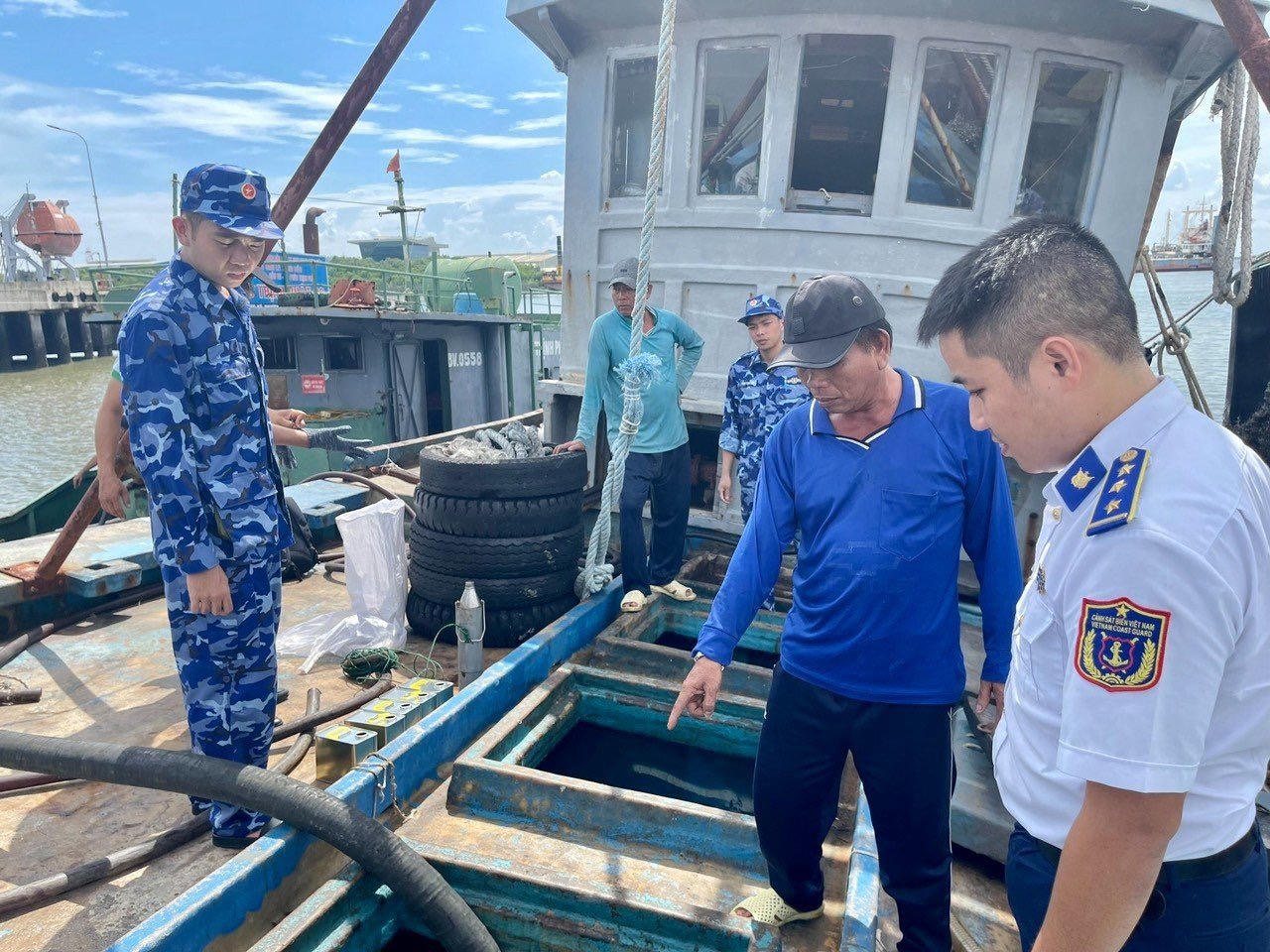 Bắt giữ tàu vận chuyển 50.000 lít dầu D.O trái phép trên biển