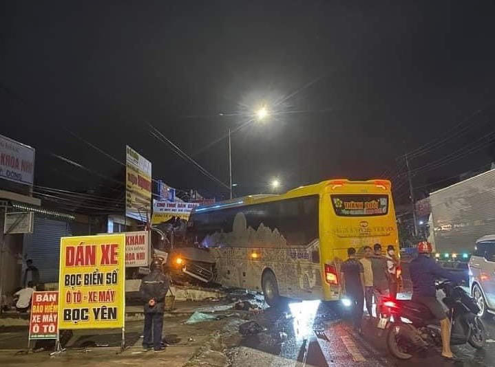 2 ô tô khách va chạm, 4 người tử vong, 5 người cấp cứu