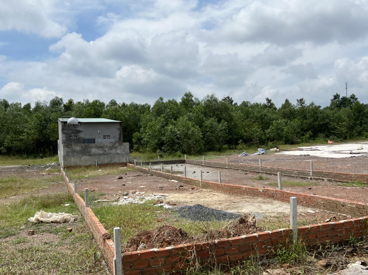 'Xẻ thịt' hồ chứa nước Sông Mây