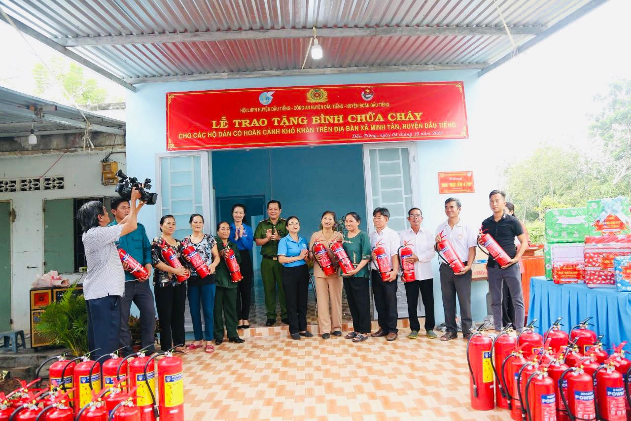 Trao tặng 'Mái ấm 4/10' cho gia đình đặc biệt khó khăn ở Bình Dương