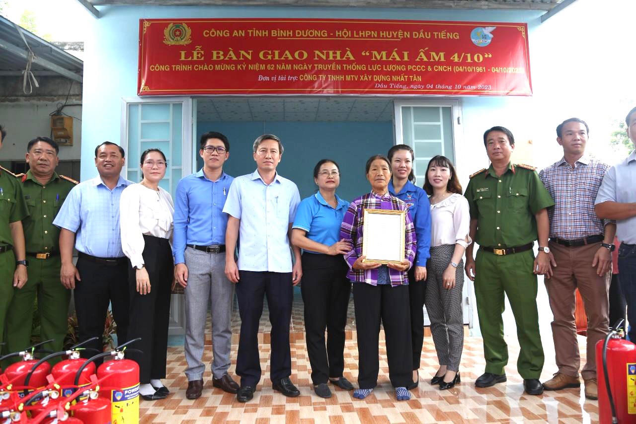 Trao tặng 'Mái ấm 4/10' cho gia đình đặc biệt khó khăn ở Bình Dương