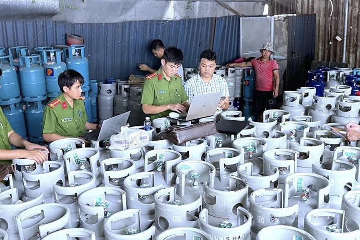 Bắt quả tang điểm sản xuất, sang chiết gas giả số lượng lớn tại Đồng Nai