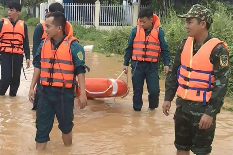 Công an, quân đội xuyên đêm giúp người dân khắc phục hậu quả mưa lũ