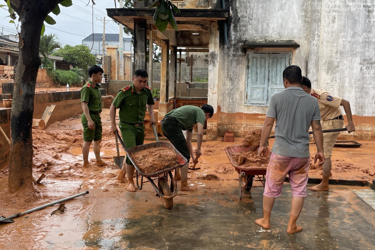 Công an, quân đội xuyên đêm giúp người dân khắc phục hậu quả mưa lũ