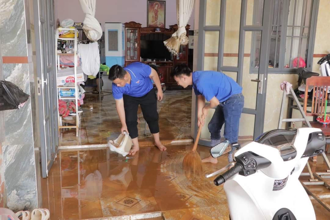 Công an, quân đội xuyên đêm giúp người dân khắc phục hậu quả mưa lũ