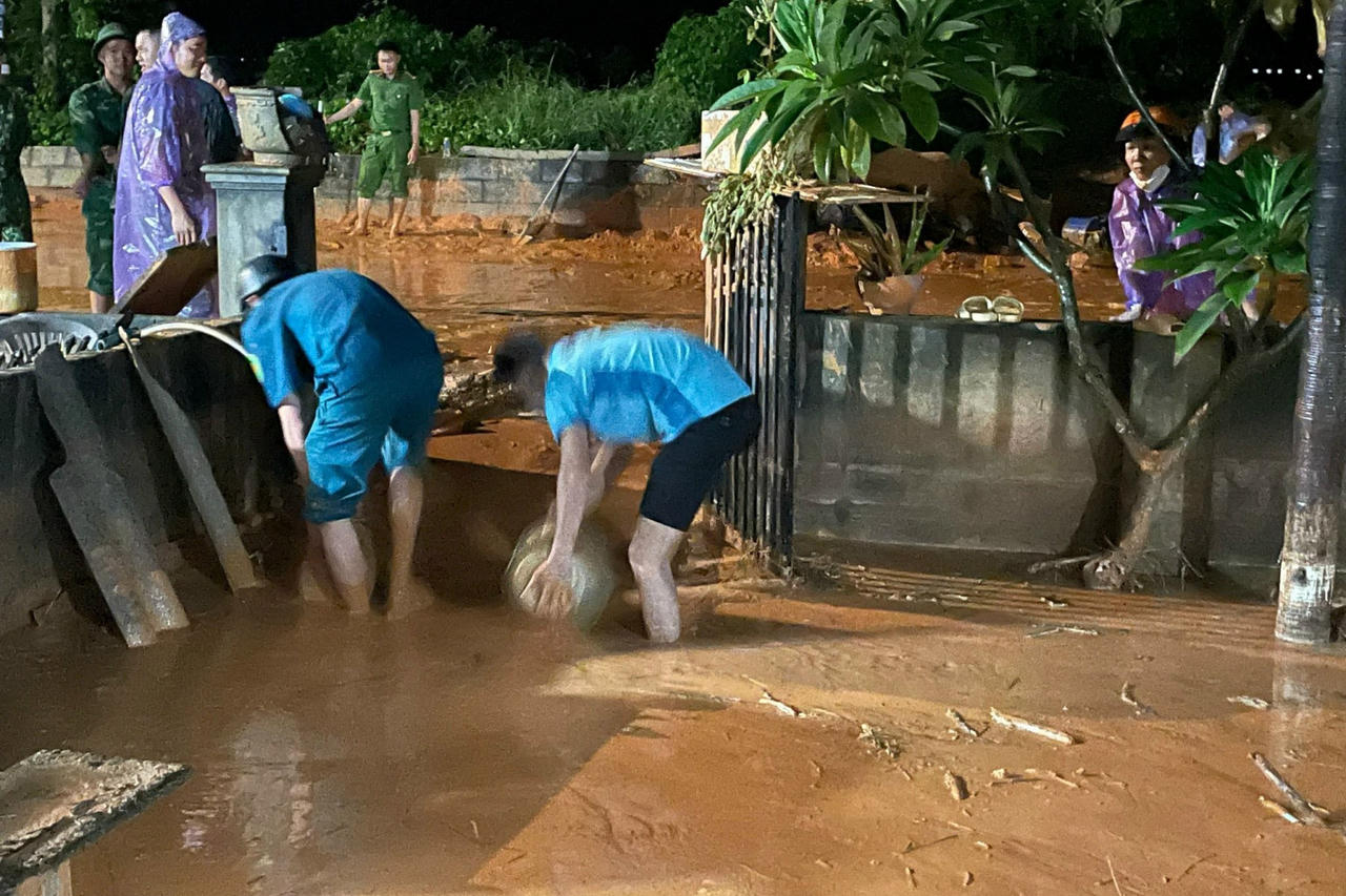 Công an, quân đội xuyên đêm giúp người dân khắc phục hậu quả mưa lũ