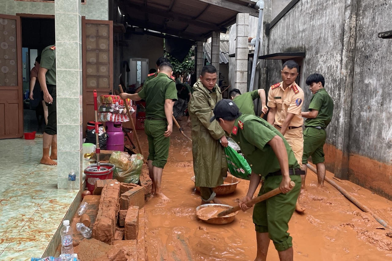 Công an, quân đội xuyên đêm giúp người dân khắc phục hậu quả mưa lũ