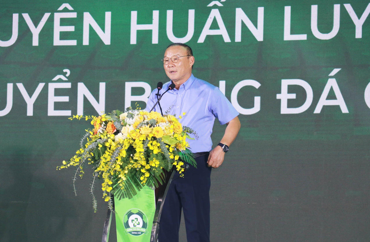 Ông Park Hang Seo ấn tượng trước khát vọng của CLB bóng đá Trường Tươi Bình Phước