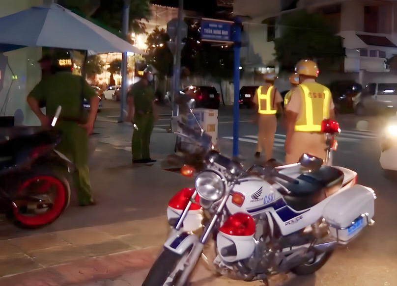 Chiếm xe đặc chủng của CSGT rồi nổ máy bỏ chạy