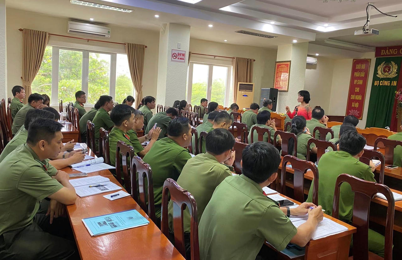 Tập huấn bảo vệ môi trường và ứng phó với biến đổi khí hậu cho công an các tỉnh phía Nam