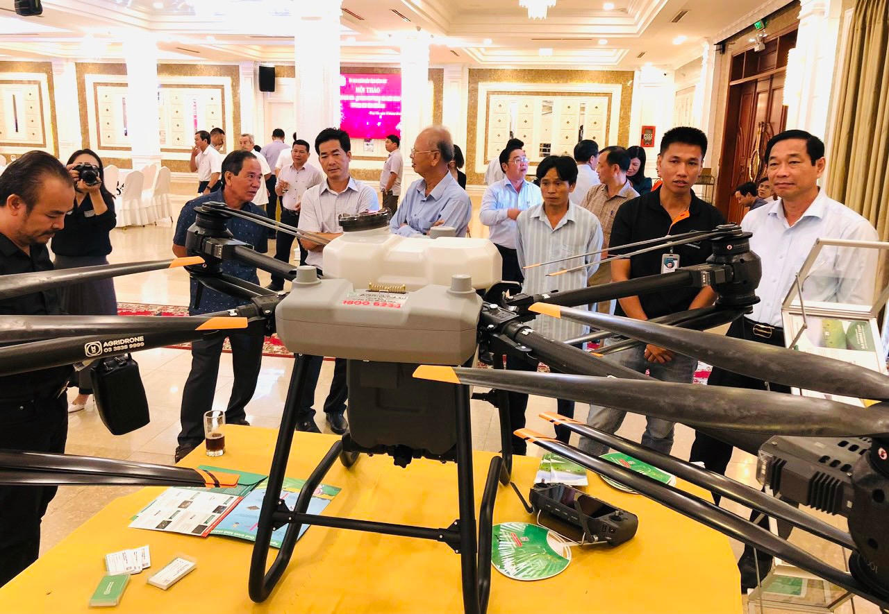 Đưa cơ giới hoá - tự động hoá vào sản xuất nông nghiệp để đạt năng suất cao