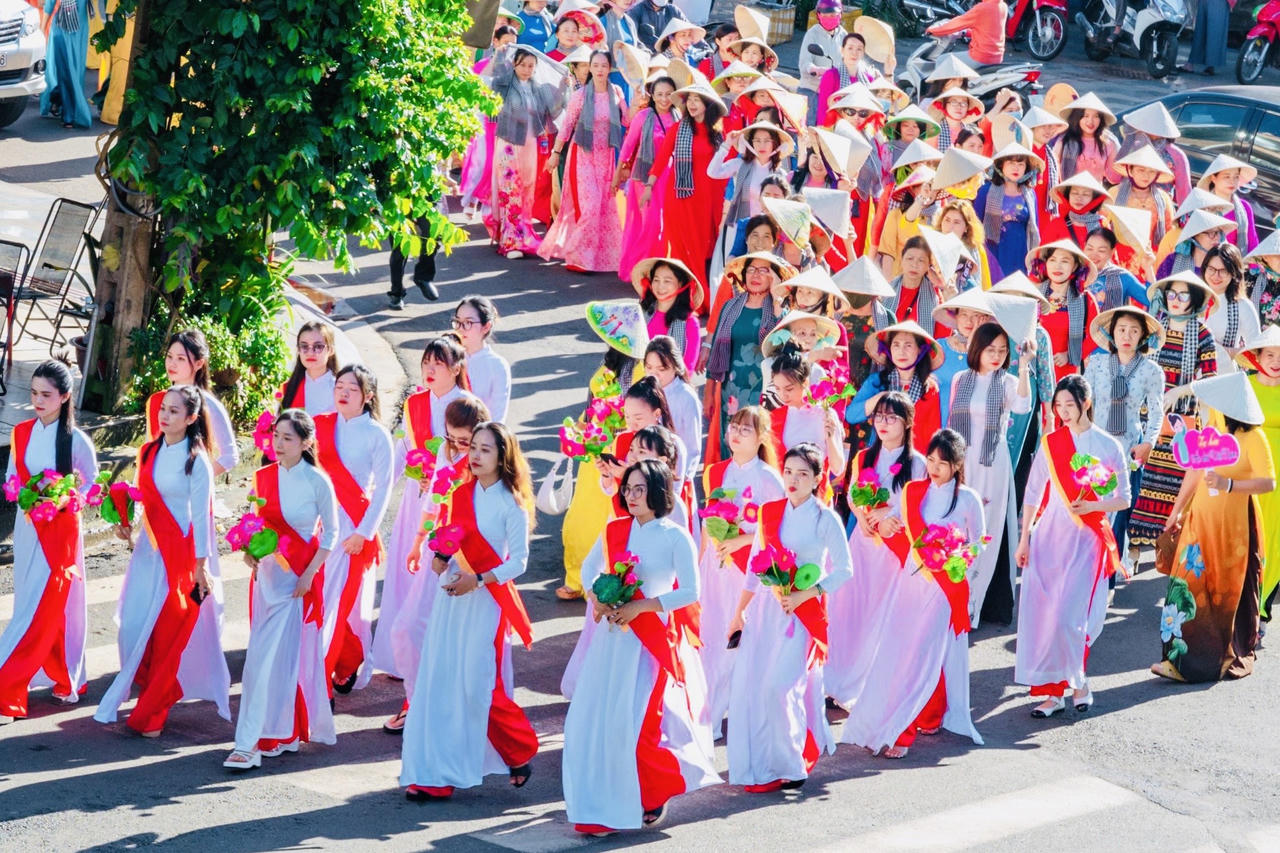Hơn 1.500 người diễu hành áo dài chào mừng Ngày thành lập Hội LHPN Việt Nam