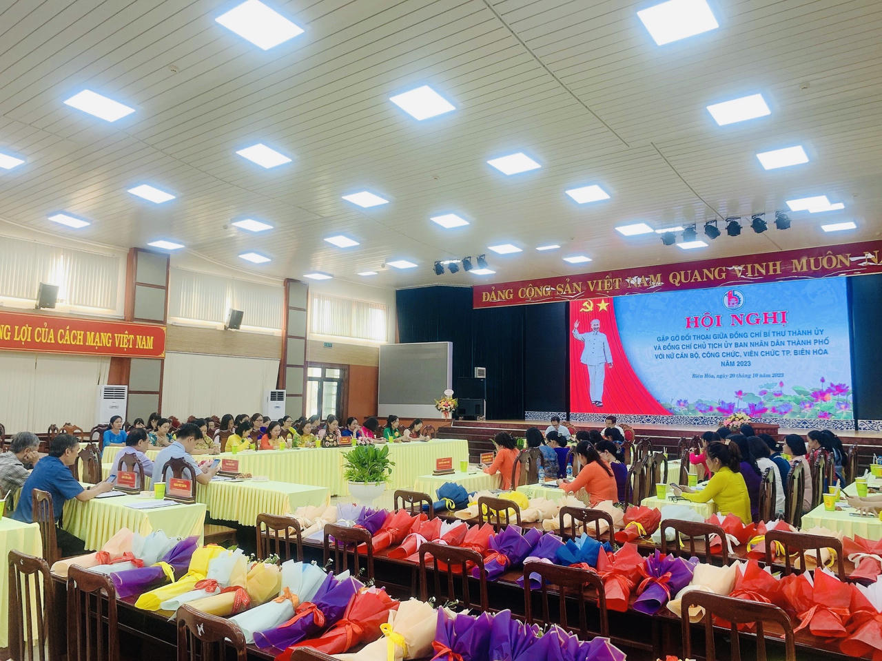 Đối thoại với nữ cán bộ nhân dịp kỷ niệm 93 năm ngày thành lập Hội LHPN Việt Nam